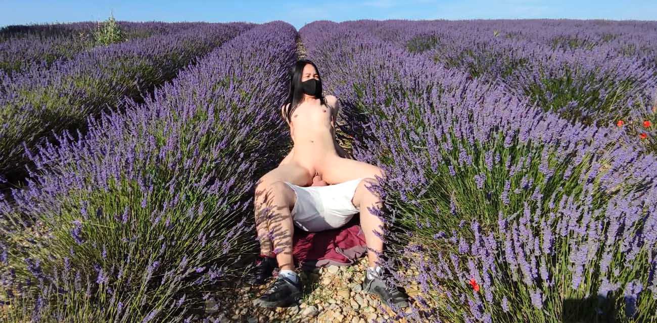 美女留学生为求刺激和大鸡巴洋男友来到户外打野战 在鸟语花香的薰衣草的花海里女上位疯狂打桩无套内射