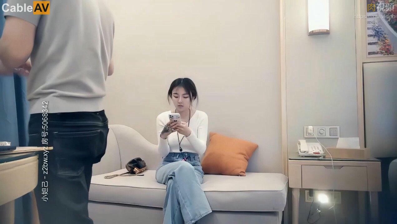 【LOVE小天】探花长相清纯萌妹，脱掉衣服手上花臂纹身，蹲着口交沙发上被勐操站立后入