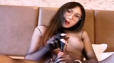 眼镜伪娘 穿着连体黑丝情趣衣 马眼棒边插边撸 表情享受 控制不住精液奔涌而出