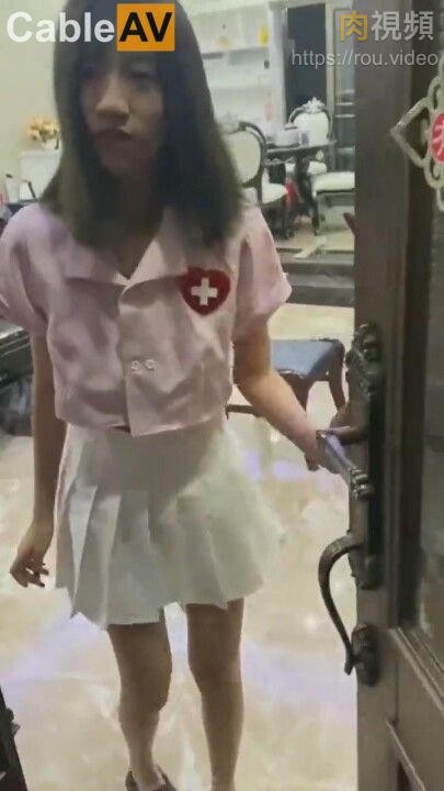 漂亮美眉 在家里让小哥哥边剪发边紫薇 淫水直流 逼毛也应该修理了有点长