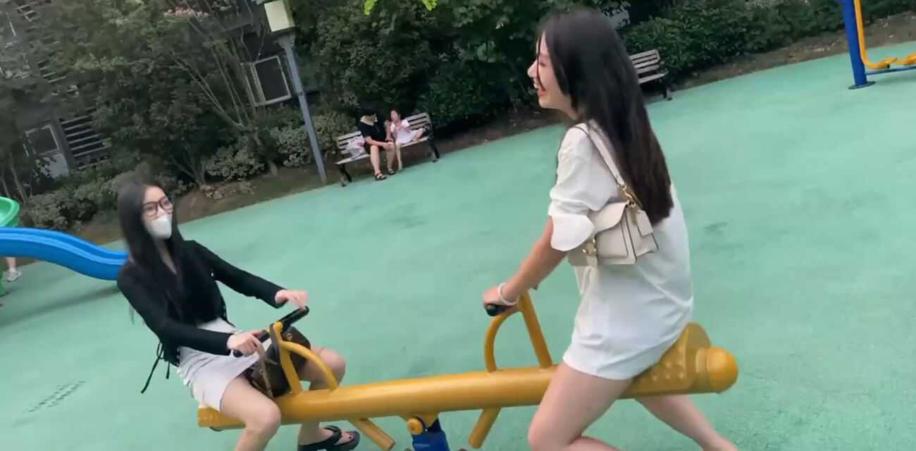 骚妹子喜欢玩跷跷板的原因找到了 原来下面暗藏玄鸡 怪不得摇的这么开心