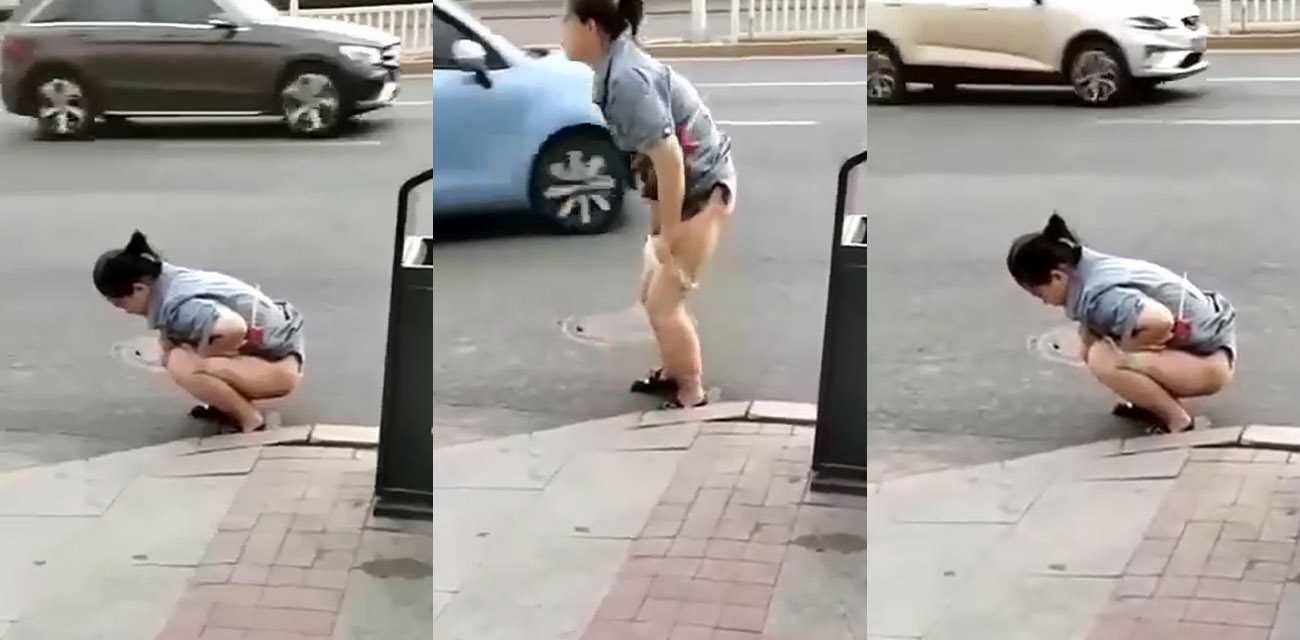 小仙女尿急直接蹲在车来车往的大街上尿尿 脸皮真厚的 一点也不觉得丢脸
